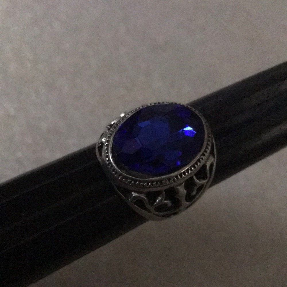 Elegant Silver Ring with Blue Stone - Picture 6 of 8